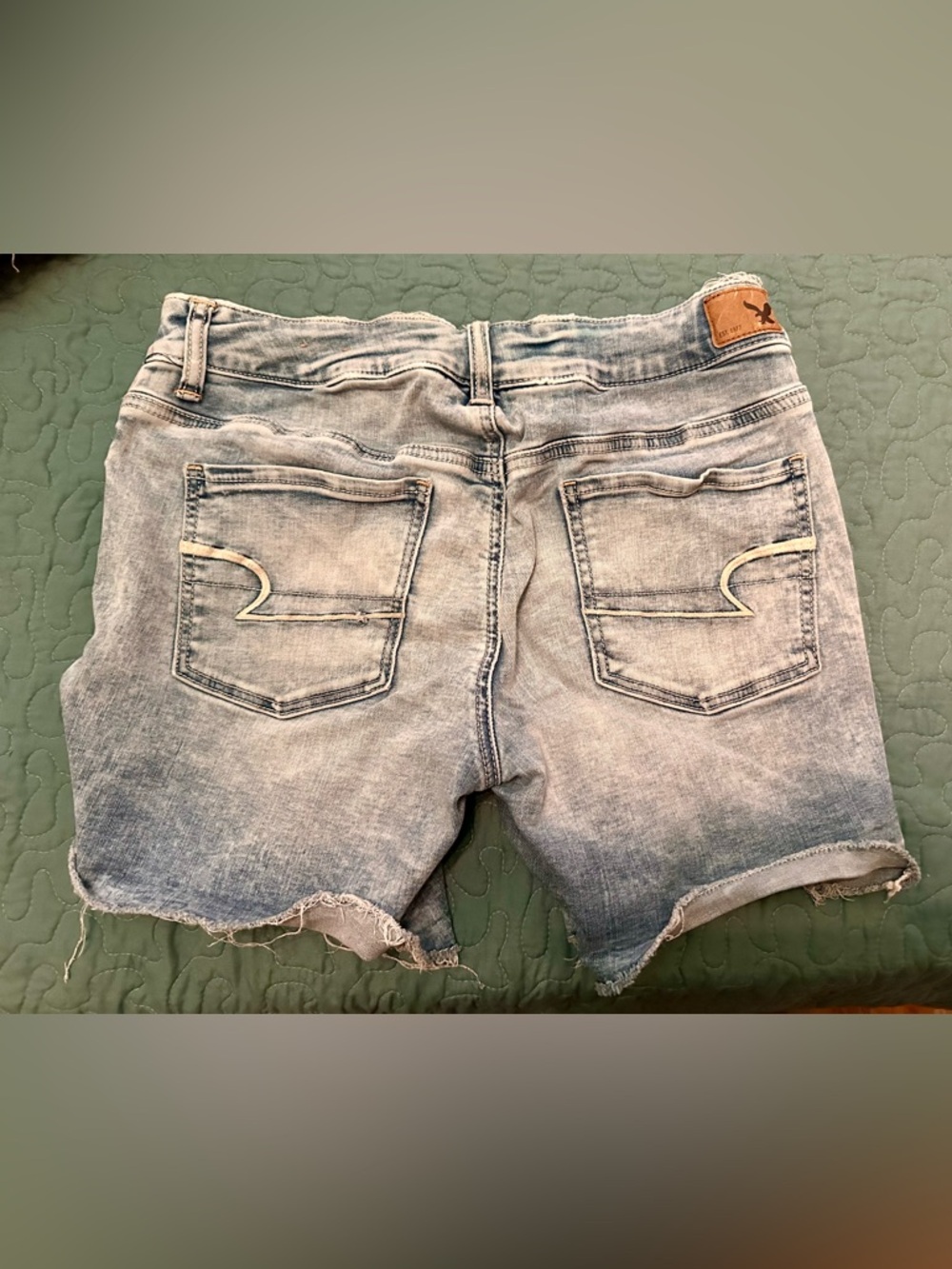 American Eagle Light Wash Distressed women’s Denim Shorts size 10 - Picture 3 of 4